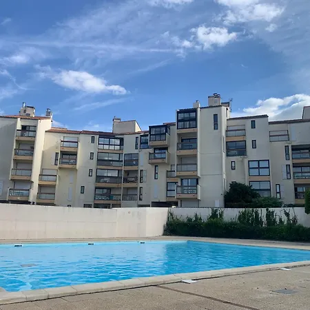 Quartier Des Minimes Avec Piscine, Parking, En Bordure Du Port A * La Rochelle