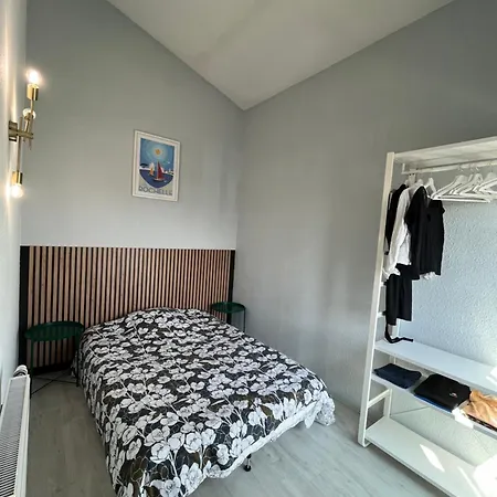 Quartier Des Minimes Avec Piscine, Parking, En Bordure Du Port A Apartman