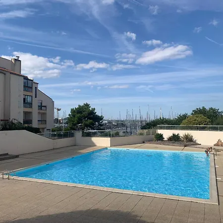Quartier Des Minimes Avec Piscine, Parking, En Bordure Du Port A La Rochelle (Charente-Maritime)