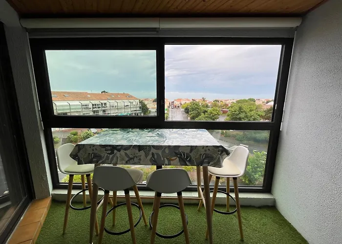 Apartment Quartier Des Minimes Avec Piscine, Parking, En Bordure Du Port A La Rochelle (Charente-Maritime)