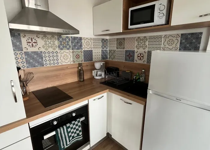 Apartment Quartier Des Minimes Avec Piscine, Parking, En Bordure Du Port A *