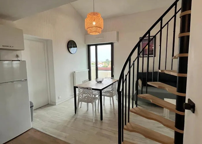 Apartment Quartier Des Minimes Avec Piscine, Parking, En Bordure Du Port A *