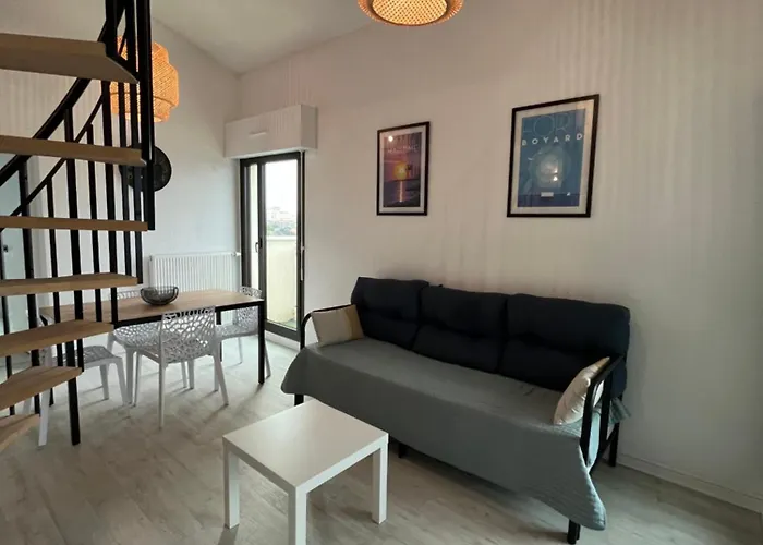 Apartment Quartier Des Minimes Avec Piscine, Parking, En Bordure Du Port A *