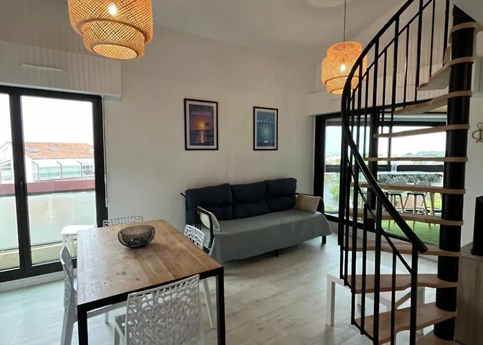 Quartier Des Minimes Avec Piscine, Parking, En Bordure Du Port A Apartment