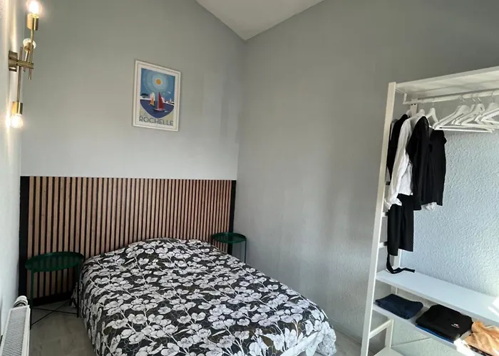 Quartier Des Minimes Avec Piscine, Parking, En Bordure Du Port A Apartment