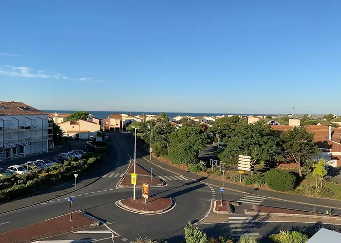 Quartier Des Minimes Avec Piscine, Parking, En Bordure Du Port A La Rochelle (Charente-Maritime)
