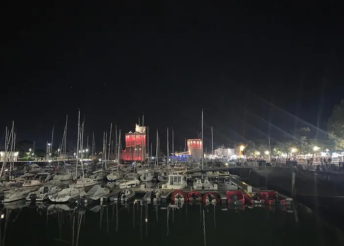 Quartier Des Minimes Avec Piscine, Parking, En Bordure Du Port A * La Rochelle (Charente-Maritime)